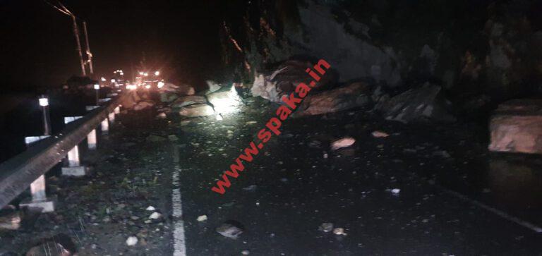 शिमला के शोघी के समीप NH पर एक दर्दनाक हादसा ,चलती गाड़ी पर चट्टान गिर