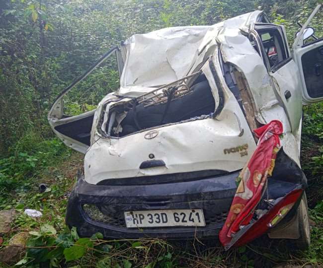 रिवालसर में शादी से लौट रहे लोगों की कार खाई में गिरी, कार चालक की घटनास्थल पर मौत, दूसरा घायल