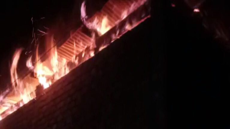 हिमाचल : दिवाली की रात लकड़ी का मकान जलकर राख……….
