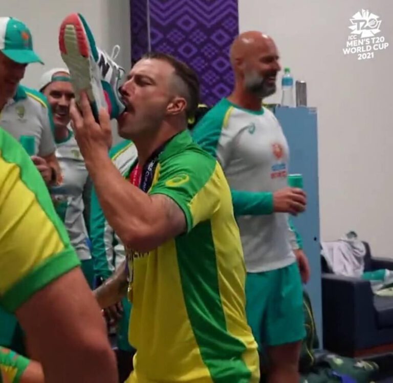 एक जश्न ऐसा भी : ऑस्ट्रेलियाई टीम के खिलाड़ी जश्न में ऐसे डूबे कि बीयर को जूते में डालकर पी गए…..