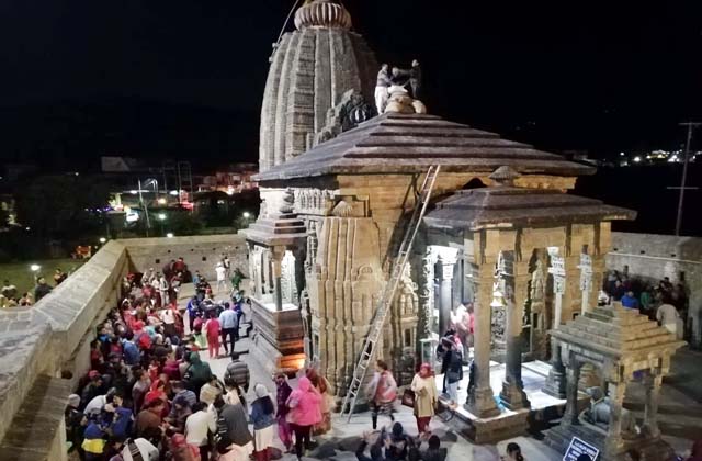 कांगड़ा : ऐतिहासिक शिव मंदिर बैजनाथ में हुई 10 हजार अखरोटों की बारिश