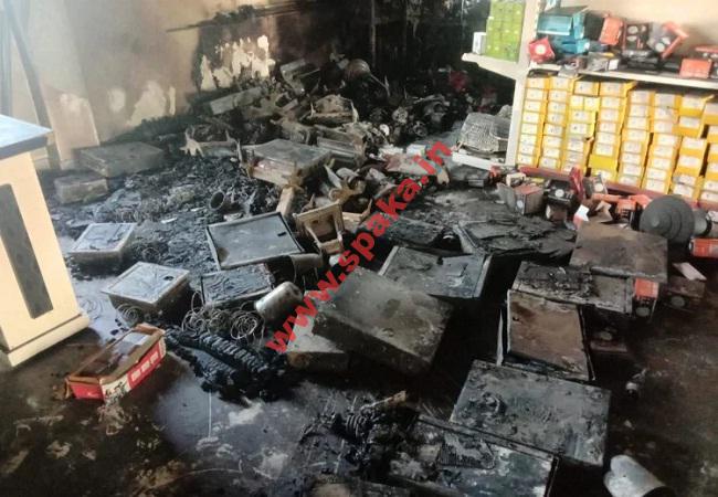 बिजली उपकरण की दुकान में भड़की आग, लाखों  का कीमती सामान जलकर राख