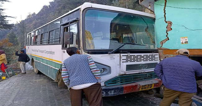 HRTC Bus  : सड़क किनारे बने घर से टकराई सवरियों से भरी  बस, नहीं लगी ब्रेक………..