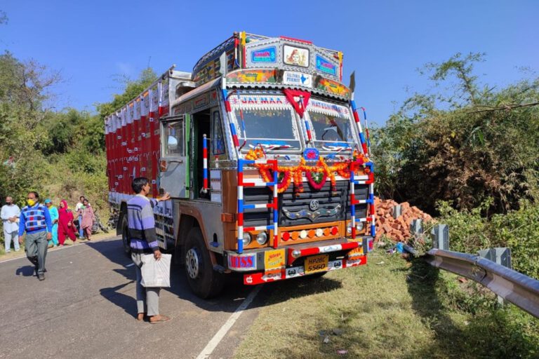 ब्रैकिंग न्यूज़ : जैक फिसला और चल पड़ा पंचर ट्रक,महिला सहित 2 लोगों की मौत……