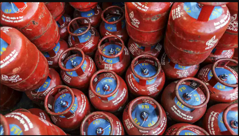 नए साल पर बड़ा तोहफा! सीधे 100 रुपये सस्ता हुआ LPG सिलेंडर……………….