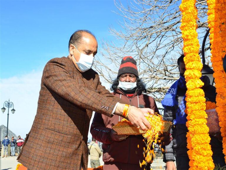 मुख्यमंत्री ने राष्ट्रपिता महात्मा गांधी को पुष्पांजलि अर्पित की