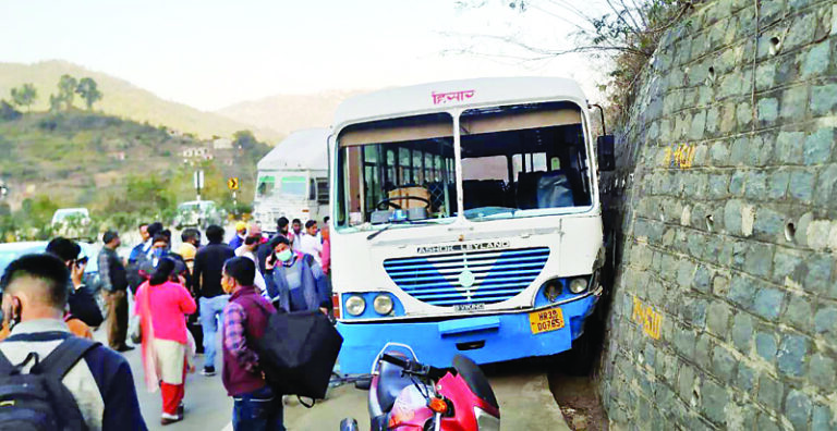 हिमाचल : चलती बस का दरवाजा खुलने से नीचे गिरा ड्राईवर, सवारियों को आई चोटें, जाने पूरी खबर