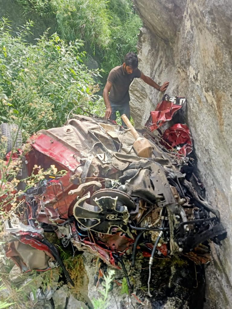 भयानक सड़क हादसा : किन्नौर के चौरा में कार गहरी खाई में गिरी, माँ -बेटी की मौत, बेटे चालक ने छलांग मारकर बचाई जान, अस्पताल में भर्ती