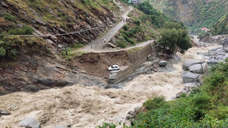 हिमाचल में नाले में बह गए तीन लोग,अभी तक नहीं मिला सुराग,रेस्क्यू टीम मौजूद, की जा रही तलाश…………..