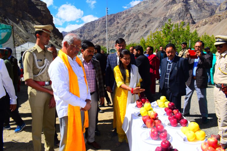 राज्यपाल ने ताबो में सेब दिवस एवं किसान मेले में किसानों से किया संवाद