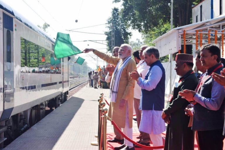 प्रधानमंत्री ने बल्क ड्रग पार्क का शिलान्यास और आईआईआईटी का उदघाटन किया, वंदे भारत एक्सप्रेस को हरी झंडी दिखाई