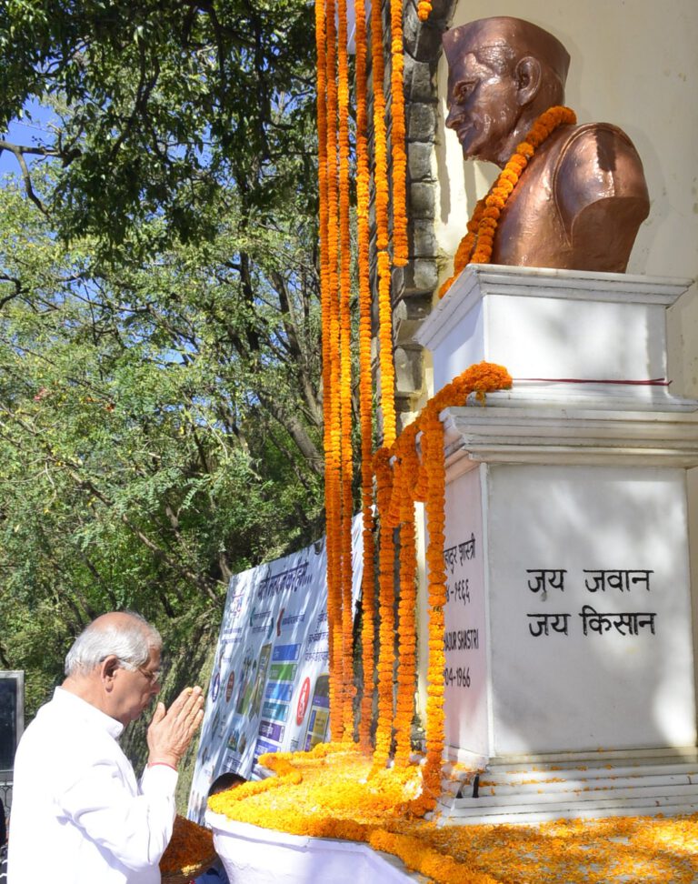 राज्यपाल ने महात्मा गांधी और लाल बहादुर शास्त्री को उनकी जयंती पर पुष्पांजलि अर्पित की