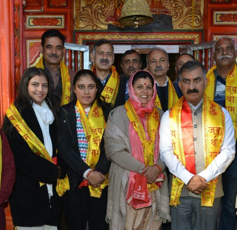 मुख्यमंत्री ने जाखू मंदिर में पूजा-अर्चना की