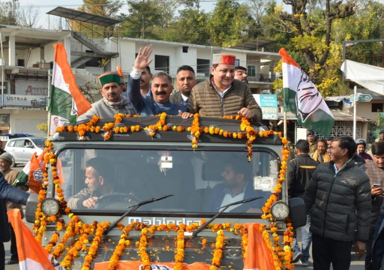 भारी जनादेश के लिए कांगड़ा के लोगों का आभारी: मुख्यमंत्री धर्मशाला पहुंचने पर मुख्यमंत्री का भव्य स्वागत किया