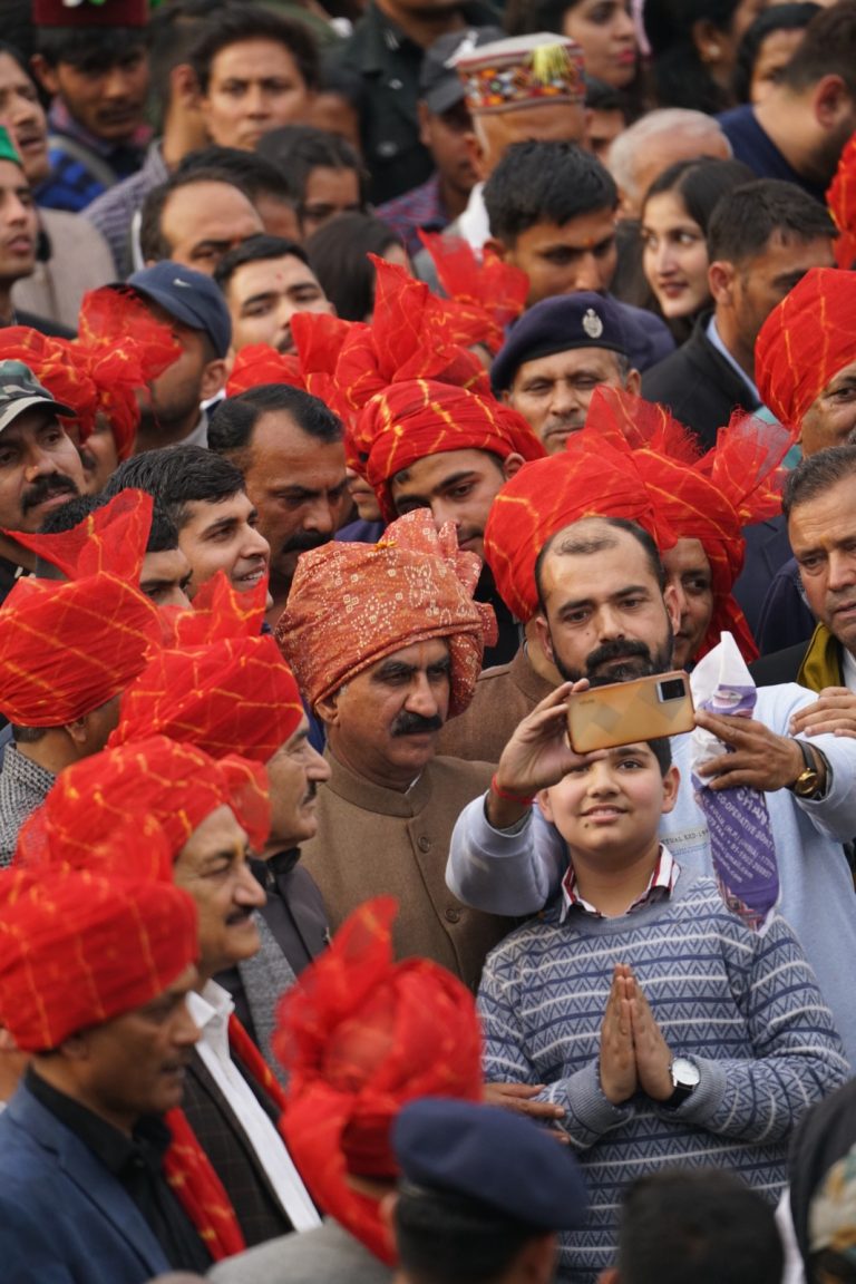 मुख्यमंत्री ठाकुर सुखविंदर सिंह सुक्खू की सादगी के कायल हुए लोग