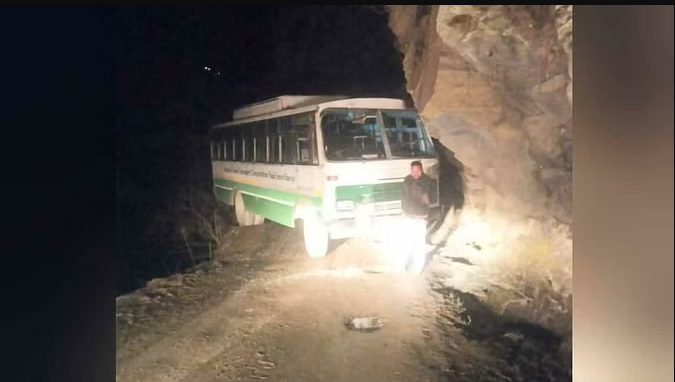 Himachal : बर्फ पर फिसलने के बाद पहाड़ी से टकराई एचआरटीसी बस, पांच यात्री घायल