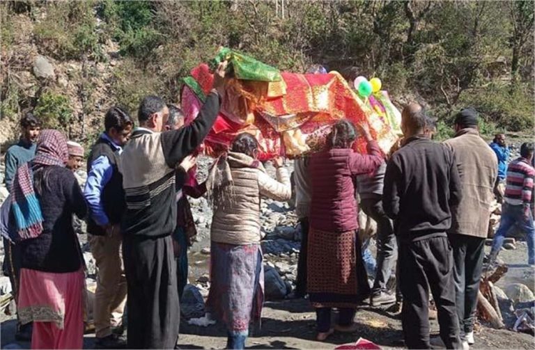 हिमाचल में बेटियों ने निभाया बेटे का फर्ज, पिता की अर्थी को कंधा देने के बाद चिता को दी मुखाग्नि…..