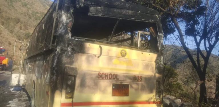 Himachal : स्कूल बस में लगी आग, कुछ देर में निकलना था बच्चों को लेने………….
