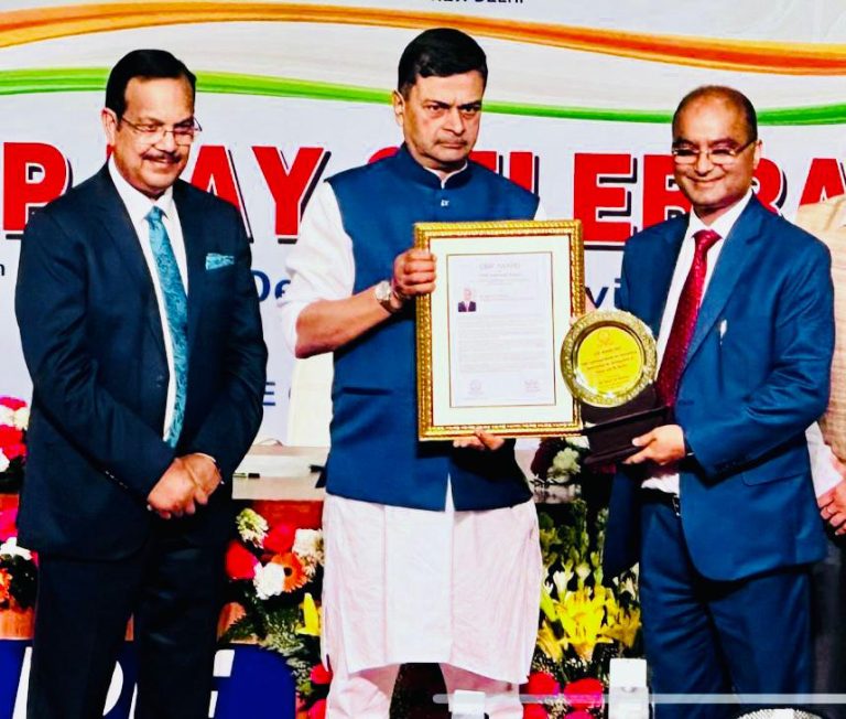 केंद्रीय विद्युत मंत्री द्वारा श्री नन्‍द लाल शर्मा कोसीबीआईपी सर्वोत्कृष्ट योगदान अवार्ड से सम्‍मानित किया गया