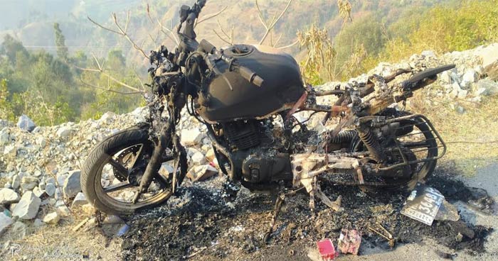 हिमाचल में शातिरों ने पहले चुराई बाइक, फिर लगा दी आग…………