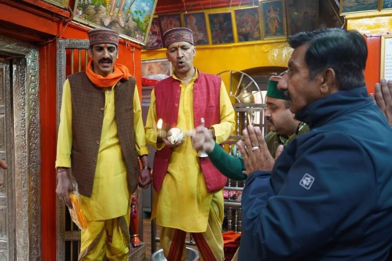 उप-मुख्यमंत्री ने जाखू मंदिर में पूजा अर्चना की