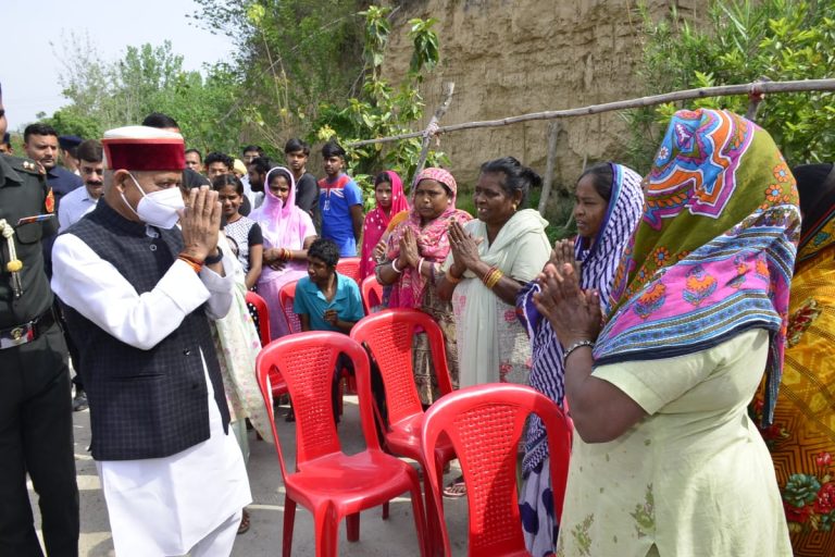 राज्यपाल ने कोटलां खुर्द में कुष्ठ आश्रम का दौरा किया