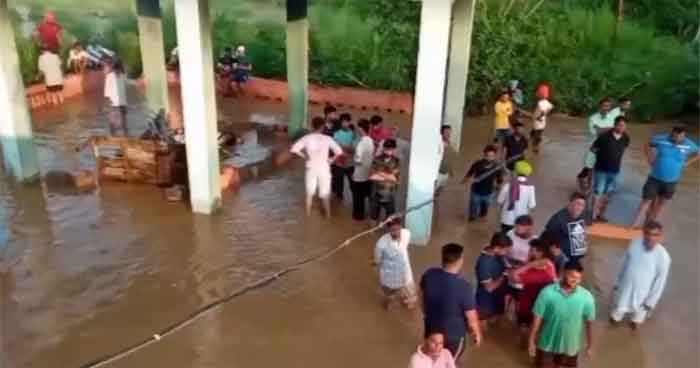अंतिम संस्कार को गए करीब 130 ग्रामीण बाढ़ में फंसे,  किया रेस्क्यू