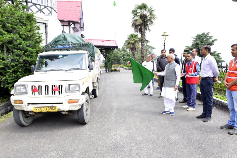 राज्यपाल ने मण्डी में आपदा प्रभावित क्षेत्रों के लिए दो राहत सामग्री वाहन रवाना किए