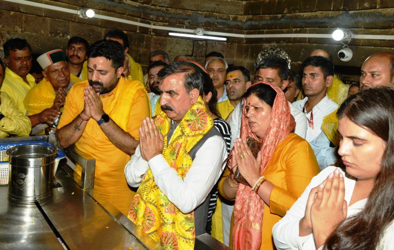 मुख्यमंत्री ने आज सपरिवार माता बगलामुखी मंदिर बनखंडी में शीश नवाया……