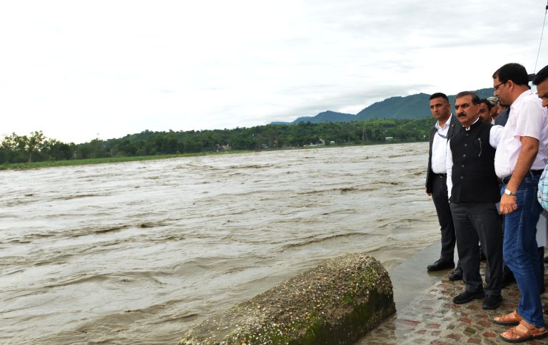 मुख्यमंत्री 10 जुलाई 2023 को नादौन में बाढ़ प्रभावित क्षेत्रों का जायजा लेते हुए…………