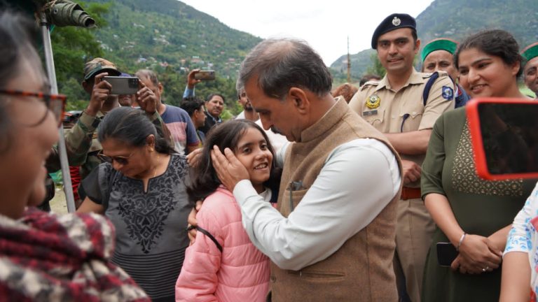 थुनाग में बाढ़ प्रभावितों को एक-एक लाख रुपये प्रदान करेगी प्रदेश सरकारः मुख्यमंत्री