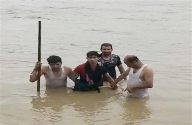 सनसनीखेज मामला सामने आया:मारपीट कर स्वां नदी में फेंका युवक,6 घंटे बाद रेस्क्यू