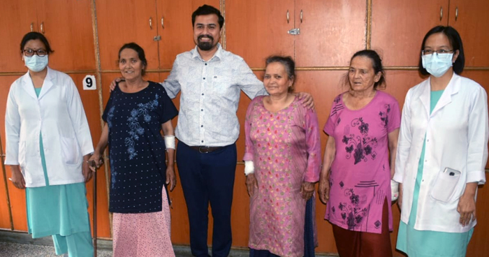 डॉ संतुष्ट ने एक ही दिन में बदल दिए तीन महिलाओं के घुटने, दिया नया जीवन