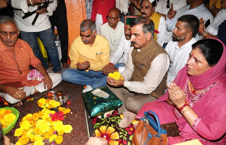 मुख्यमंत्री ने चनौर में ऐतिहासिक शिव मंदिर में शीश नवाया