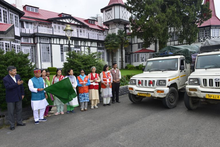 राज्यपाल ने आपदा राहत सामग्री के तीन वाहन रवाना किए