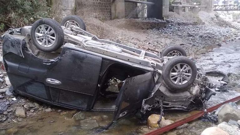 Accident: खड्ड में गिरी पंजाब के पर्यटकों की कार,एक युवक और दो युवतियां घायल