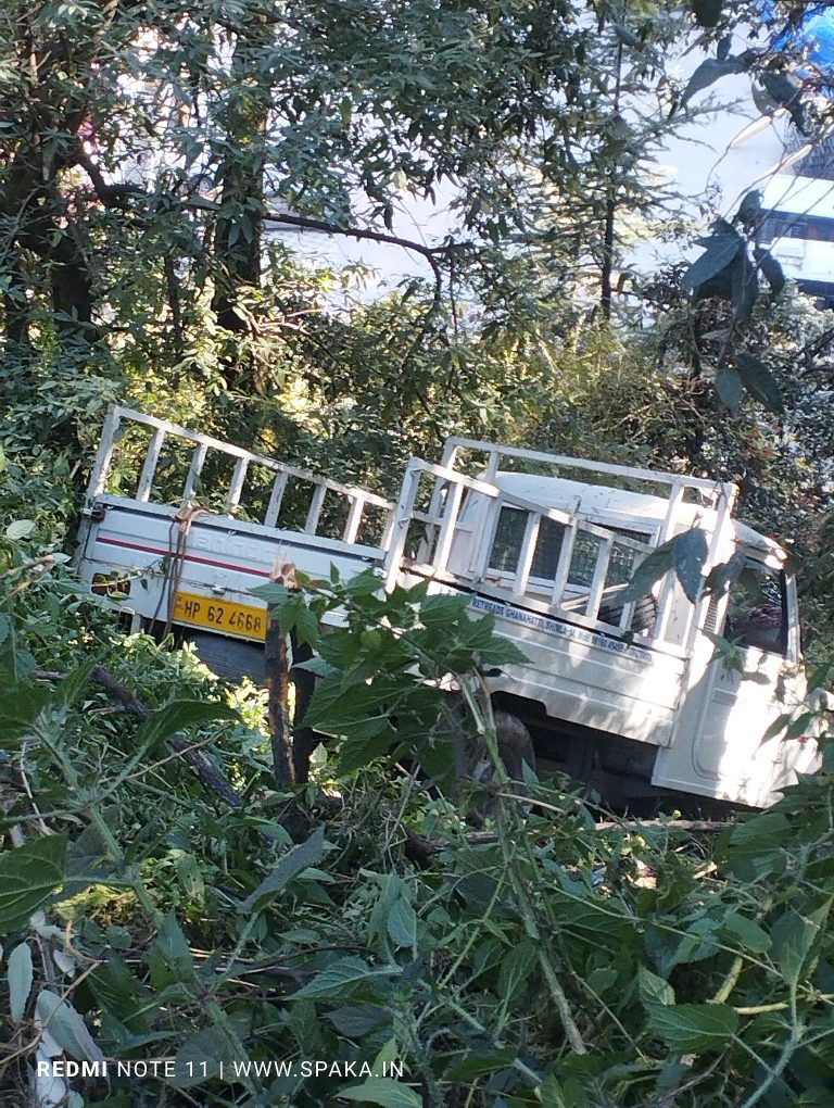 शिमला : बालूगंज बाय पास रोड पे पिकउप pickup गाडी सड़क से नीचे लुडकी, देखें live तस्वीरे..