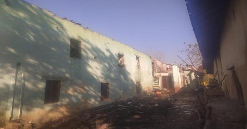 सर्द मौसम में  हमीरपुर में तीन भाइयों का दो मंजिला मकान चंद मिनटों जलकर राख