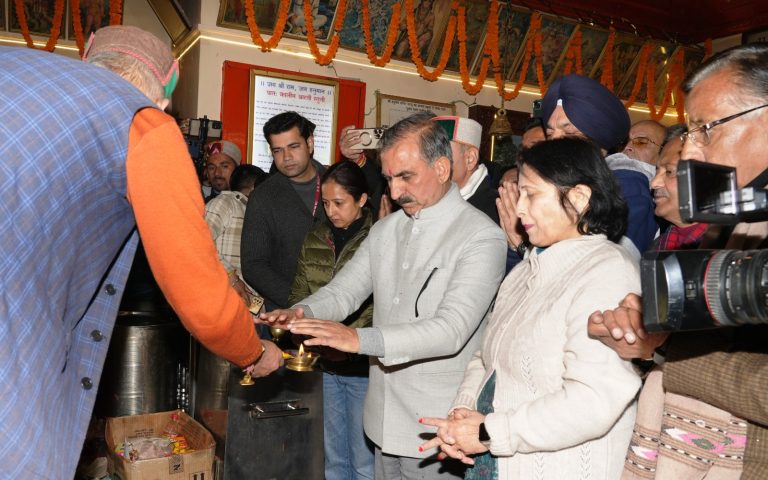 मुख्यमंत्री ने जाखू मंदिर शिमला में शीश नवाया