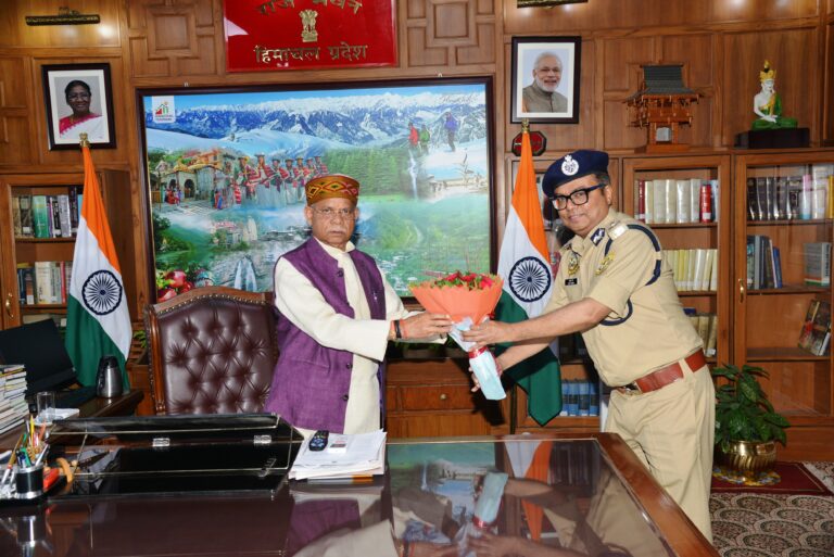 पुलिस महानिदेशक अतुल वर्मा ने आज राजभवन में राज्यपाल शिव प्रताप शुक्ल से शिष्टाचार भेंट की। 