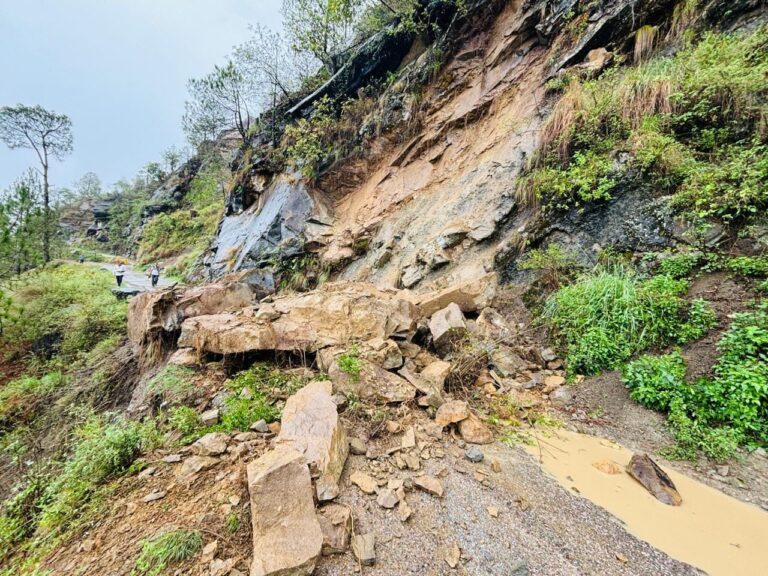 मंडी: एनएच 003 बनोग के पास धर्मपुर से कोटली की तरफ पत्थर गिरने से सड़क मार्ग बंद