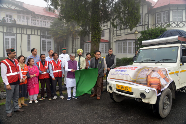 राज्यपाल शिव प्रताप शुक्ल ने कुल्लू के लिए भेजी राहत सामग्री