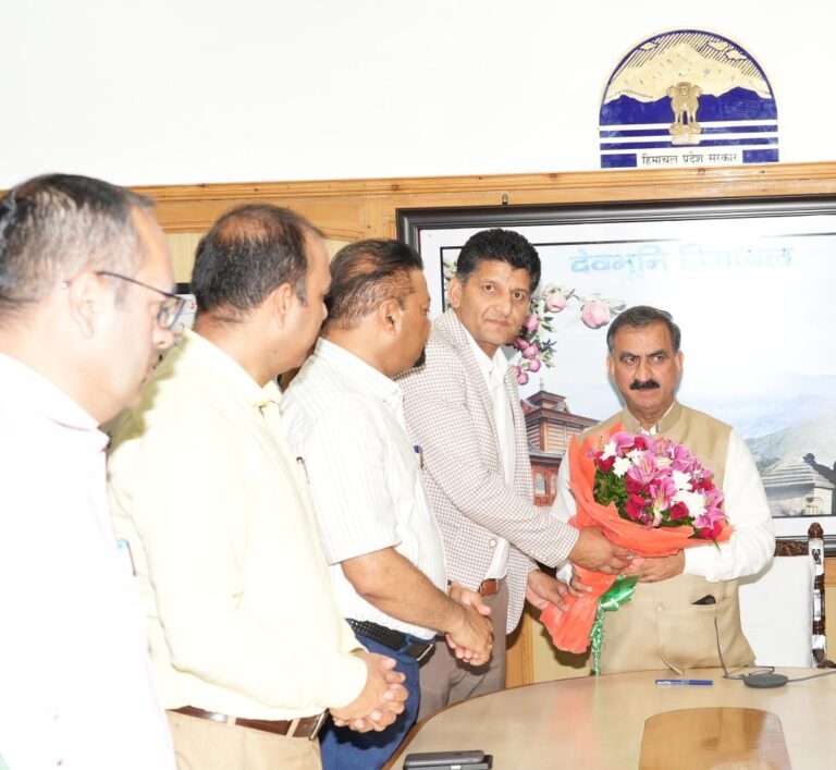 हिमाचल प्रदेश प्रशासनिक सेवाएं संघ के प्रतिनिधिमंडल ने मुख्यमंत्री से भेंट की