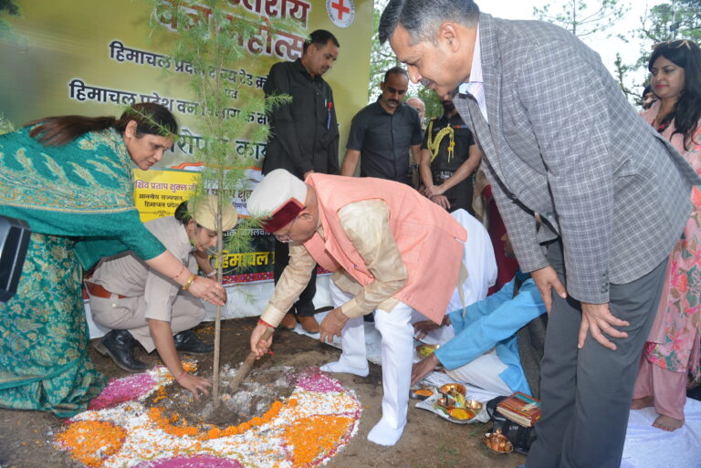 राज्यपाल ने ग्लेन में देवदार का पौधा रोपित किया