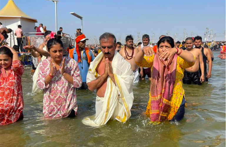 मुख्यमंत्री ने परिवार सहित त्रिवेणी संगम में किया पवित्र स्नान…