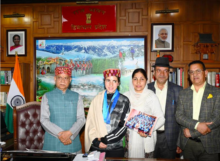 राज्यपाल ने विशेष ओलंपिक रजत पदक विजेता हर्षिता ठाकुर को सम्मानित किया…