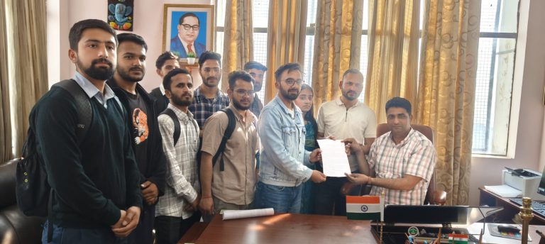 B.Ed चतुर्थ सत्र के छात्रों ने हिमाचल प्रदेश विश्वविद्यालय के परीक्षा नियंत्रक व शिक्षा विभाग के अध्यक्ष को सौंपा ज्ञापन