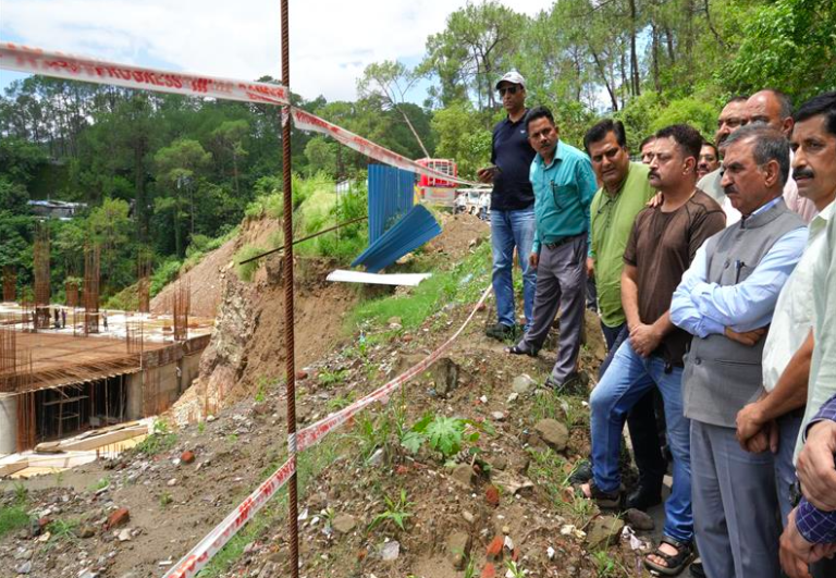 मुख्यमंत्री ने हमीरपुर बस अड्डे का औचक निरीक्षण किया…