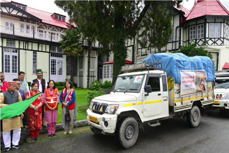 राज्यपाल ने राहत सामग्री से भरे वाहनों को किया रवाना…