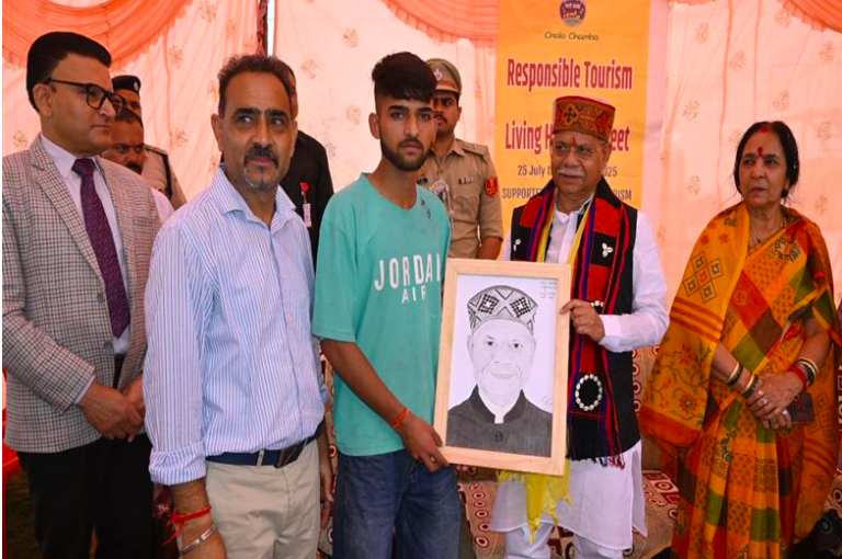 राज्यपाल ने ‘मिस्टिक विलेज’ का दौरा किया…